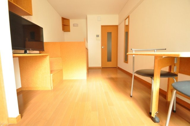 レオパレスミッドアイランドの居間・リビング