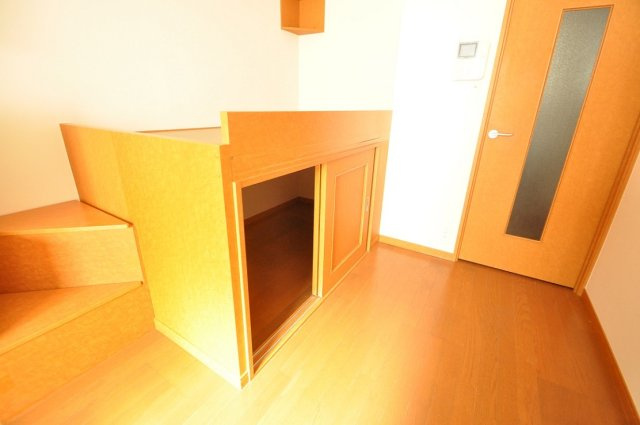 レオパレスミッドアイランドの居間・リビング