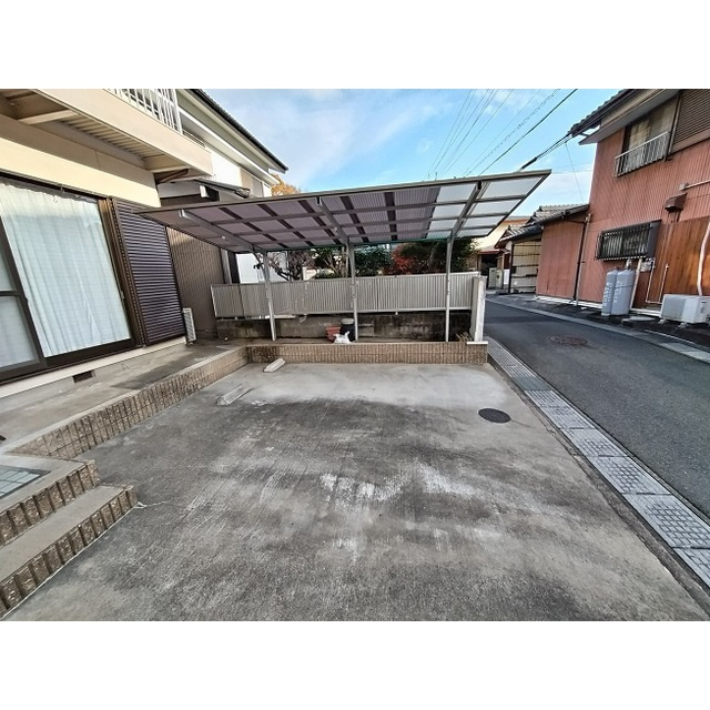 諏訪山1丁目貸家の駐車場