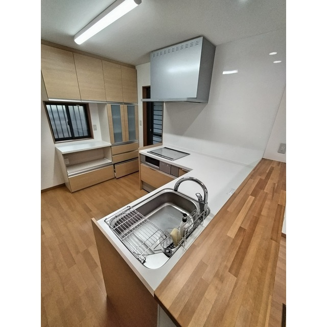 諏訪山1丁目貸家のキッチン|L型システムキッチン