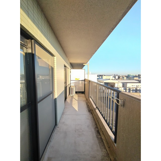 羽島郡岐南町平島８丁目のアパートのバルコニー