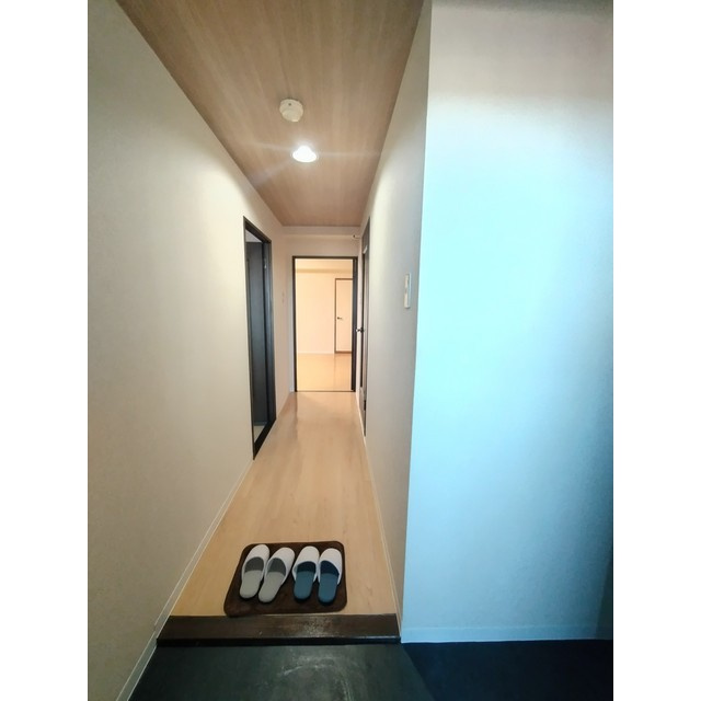 羽島郡岐南町平島８丁目のアパートの玄関