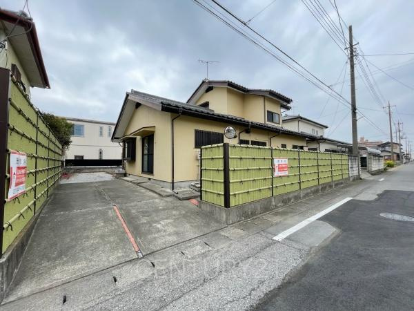 伊勢崎市境美原中古の前面道路含む現地写真|通行者から目線が合いづらい立地条件です。