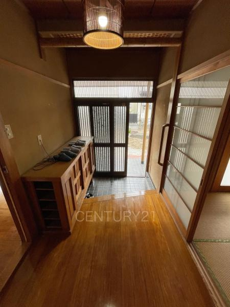 伊勢崎市境美原中古の玄関|シューズボックス付きの玄関です。