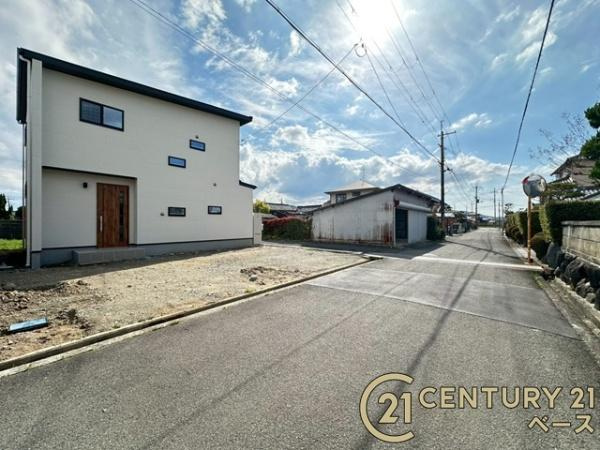 北葛城郡広陵町南郷 ／新築一戸建の前面道路含む現地写真|■現地撮影写真■敷地と道路の高低差が少なく駐車もスムーズです！