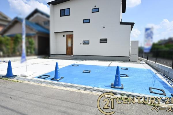 北葛城郡広陵町南郷 ／新築一戸建の駐車場|■現地撮影写真■駐車スペース並列４台分完備！来客時なども安心です！