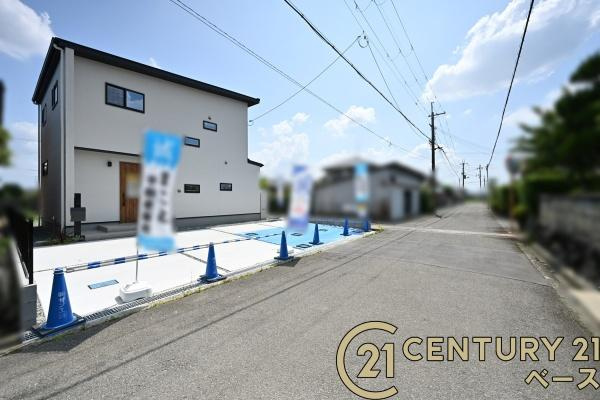 北葛城郡広陵町南郷 ／新築一戸建の前面道路含む現地写真|■現地撮影写真■敷地と道路の高低差が少なく駐車もスムーズです！