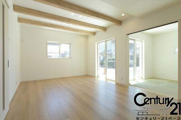 北葛城郡広陵町南郷 ／新築一戸建の内観：施工例|■ご家族でくつろいでいただける広々としたリビングです！全窓ペアガラス標準装備！■