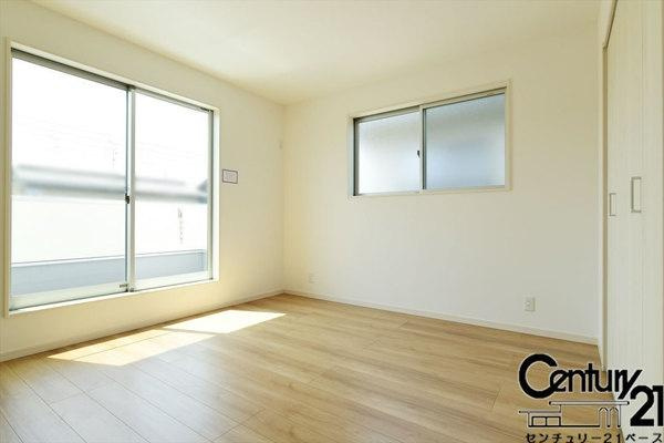 北葛城郡広陵町南郷 ／新築一戸建の内観：施工例|■日当たりのよい明るい雰囲気の洋室です！■