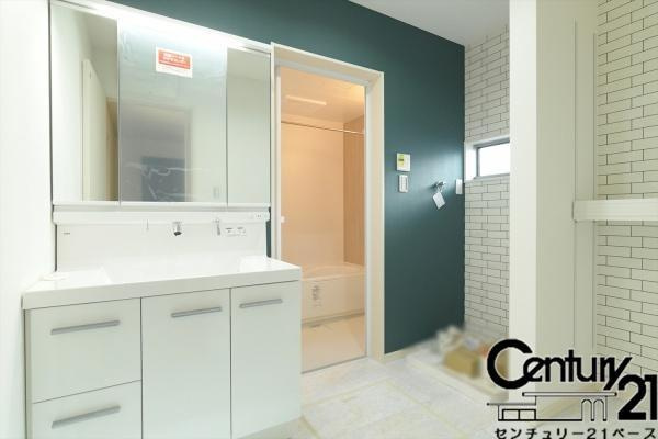 北葛城郡広陵町南郷 ／新築一戸建の内観：施工例|■三面鏡タイプのミラーキャビネット！収納スペースも豊富です！■