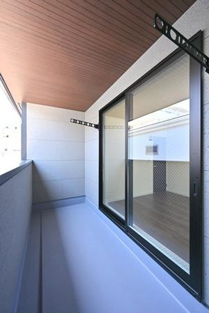 リーブルガーデン片岡台 １号棟 ／新築一戸建のバルコニー|■現地撮影写真■ゆったりとしたインナーバルコニー・急な雨でも安心です！