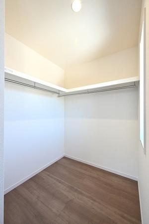 リーブルガーデン片岡台 １号棟 ／新築一戸建の収納|■現地撮影写真■広々としたＷＣＬを完備！大きな荷物も楽々収納！