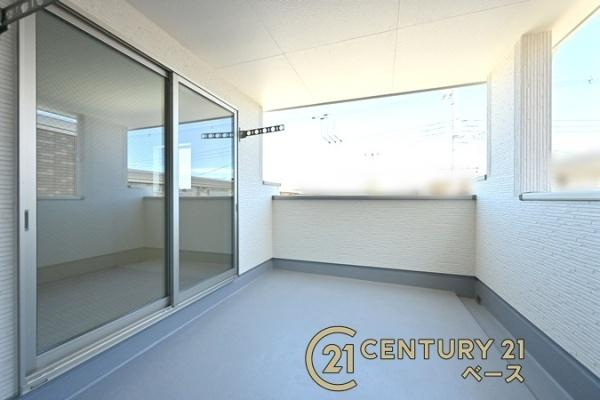 リーブルガーデン片岡台 ２号棟 ／新築一戸建のバルコニー|■現地撮影写真■ゆったりとしたインナーバルコニー・急な雨でも安心です！