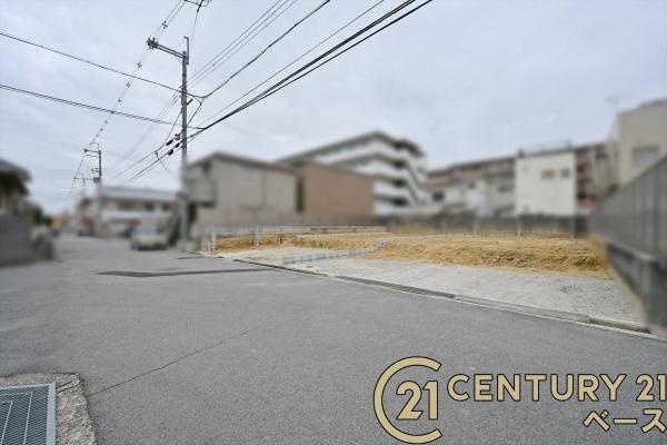 リーブルガーデン片岡台 ２号棟 ／新築一戸建の前面道路含む現地写真|■現地撮影写真■敷地と道路の高低差が少なく駐車もスムーズです！