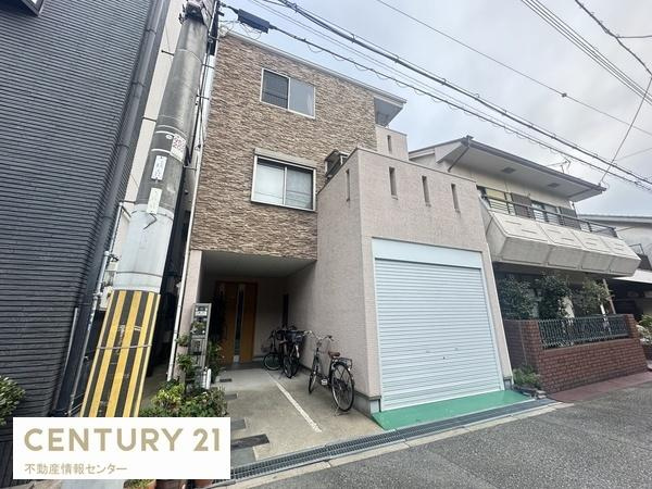 【外観】 | 酉島６丁目　中古戸建 | 駐車スペース２台分ございます！(車種による）
１台はシャッター付のガレージでお車を大事にお使いいただけます！
１台のみの利用の場合は駐輪場、バイク置場としてもご利用いただけます！