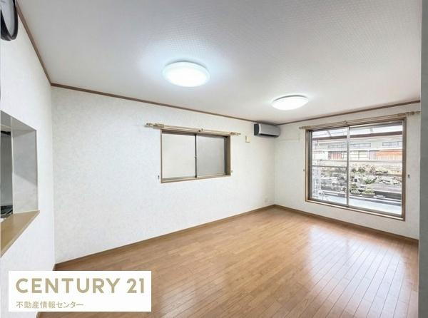 【居間・リビング】 | 酉島６丁目　中古戸建 | 1階、2階共ににトイレと洗面室がありますので、
朝の身支度もごゆっくり行えます！
※画像は家具、小物を削除加工済み