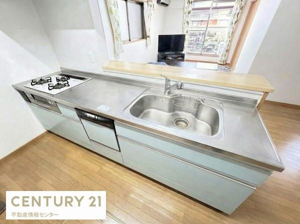 【キッチン】 | 酉島６丁目　中古戸建 | ２階のバルコニーは奥行があり、
売主様はガーデニングや、バーベキューなどを楽しまれています！
※画像は家具、小物を削除加工済み