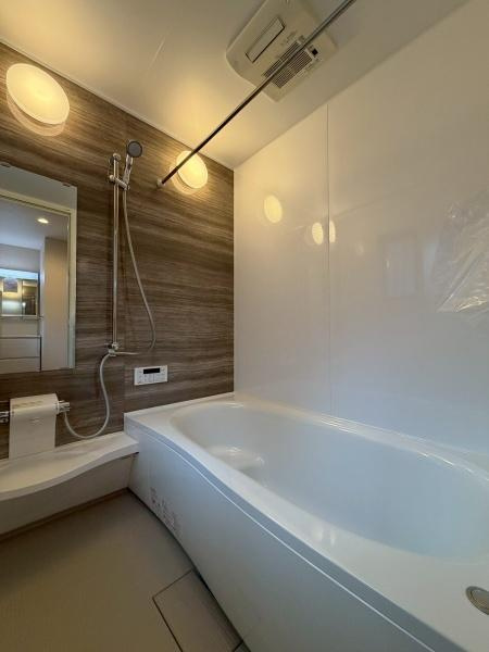 横浜市港北区篠原町の中古一戸建の浴室|いつでも暖かいお風呂に入れるのが嬉しい追焚き機能付き。お仕事でご帰宅の遅くなったお父さんも暖かい湯船に入浴できます。もちろん広さも1坪タイプあるのでお子様ともゆったりと入れます。