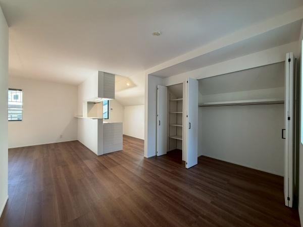 横浜市港北区篠原町の中古一戸建の居間・リビング|上質な暮らしを感じさせてくれます。毎日の暮らしの中で表情を変える場所です。