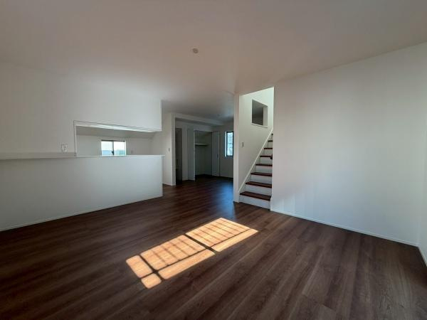 横浜市港北区篠原町の中古一戸建の居間・リビング|日当たりの良いリビングです。