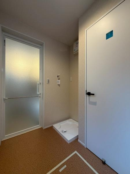 横浜市港北区篠原町の中古一戸建の独立洗面台|広々した明るい洗面室です！