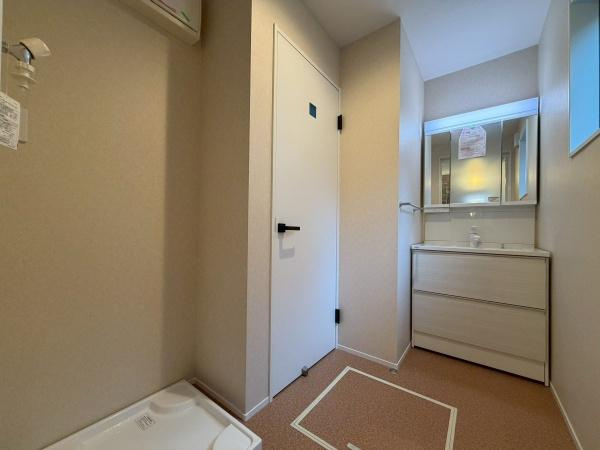 横浜市港北区篠原町の中古一戸建の独立洗面台|広いタイプの洗面台です。洗濯機スペースも充分ですね。