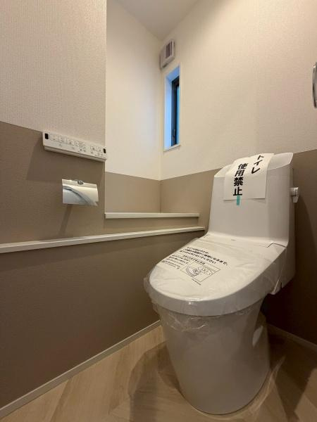 横浜市港北区篠原町の中古一戸建のトイレ|ホワイトカラーの多機能トイレ！