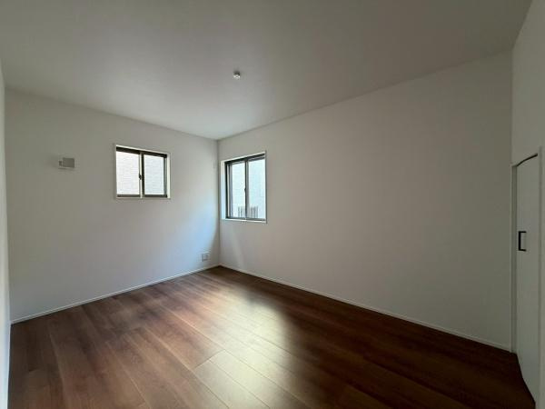 横浜市港北区篠原町の中古一戸建の洋室|天窓があり明るいお部屋です。