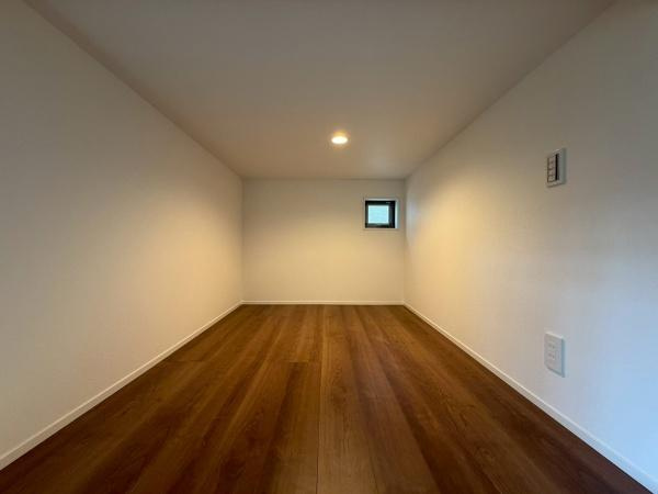 横浜市港北区篠原町の中古一戸建の洋室|収納付の洋室です。