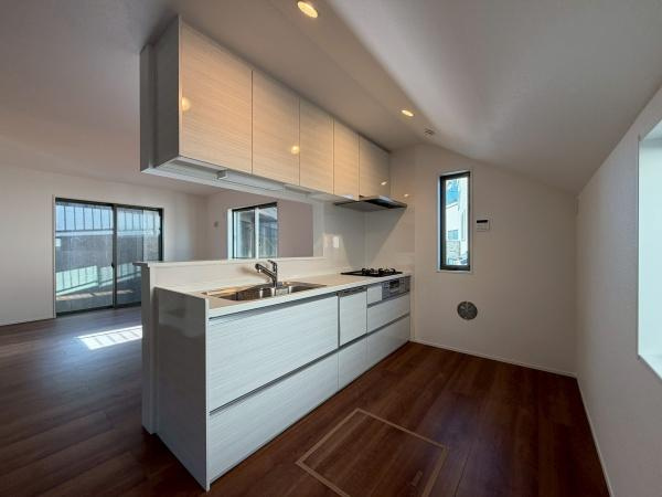 横浜市港北区篠原町の中古一戸建のキッチン|システムキッチン対面式！食洗器と床下収納付きです！ストックがあっても収納ができ安心ですね！