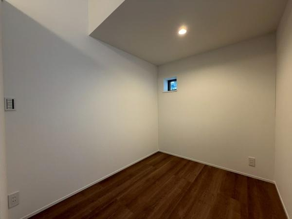 横浜市港北区篠原町の中古一戸建の洋室|一人ひとりの大切なプライベート空間。趣味・感性で個性的に飾って頂けるようシンプルに仕上げてあります。ゆとりある広さで、一人の時間をゆったりと過ごせる安らぐお部屋になるはずです。
