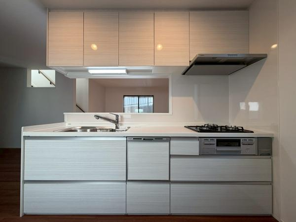 横浜市港北区篠原町の中古一戸建のキッチン|家事をしながらもリビングが見渡せる対面キッチンは、忙しい奥様に嬉しいカタチ。お料理もお子様や旦那様と会話をしながら楽しく作れそう。