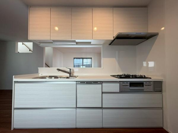 横浜市港北区篠原町の中古一戸建のキッチン|毎日使うキッチンだからこそ、食事の準備を楽しい時間に、忙しい時でもスムーズに無駄なく作業できる、お手入れも簡単にできるなど、毎日を楽しくするキッチンスペースに仕上げました。
