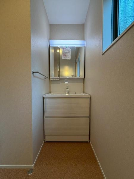 横浜市港北区篠原町の中古一戸建の独立洗面台|シンプルで使いやすい洗面台です。