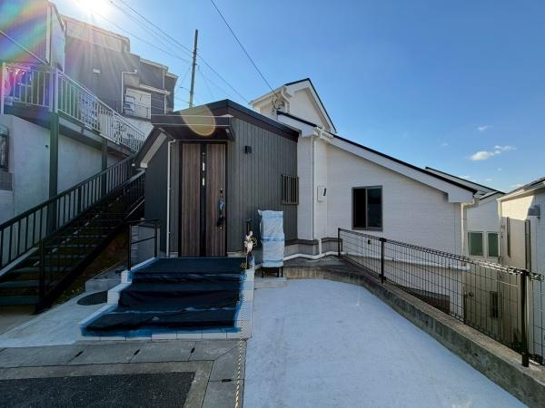 横浜市港北区篠原町の中古一戸建の玄関|外から見た玄関です。