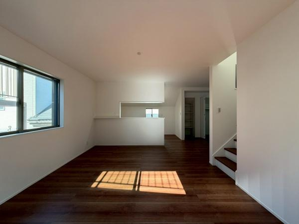 横浜市港北区篠原町の中古一戸建の居間・リビング|家具・家電が配置しやすい間取りですね！