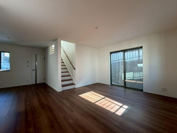 横浜市港北区篠原町の中古一戸建の居間・リビング|上質な暮らしを感じさせてくれます。毎日の暮らしの中で表情を変える場所ですが、いつもあたたかく家族を包み込んでくれる場所になるはずです。