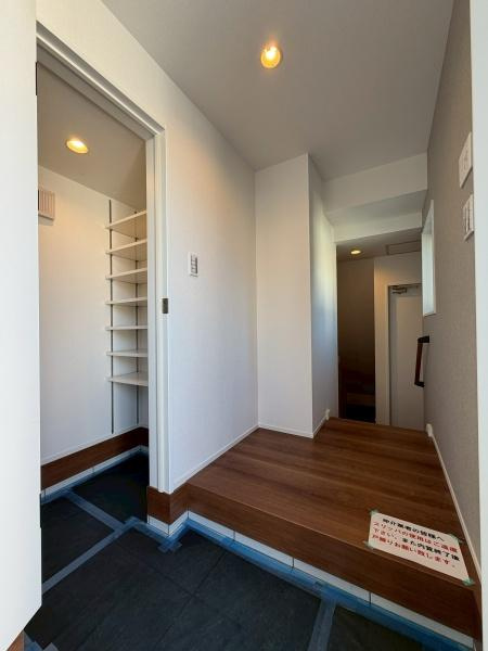 横浜市港北区篠原町の中古一戸建の玄関|シューズボックスと玄関です。