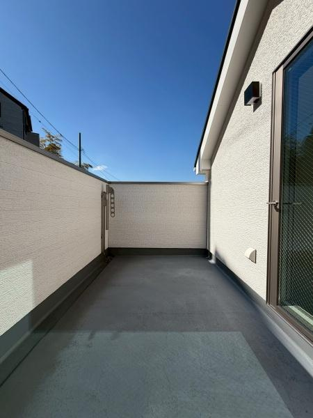 横浜市港北区篠原町の中古一戸建のバルコニー|2Fのバルコニーです！日当たりが良く冬でも洗濯物がよく乾きそうです！
