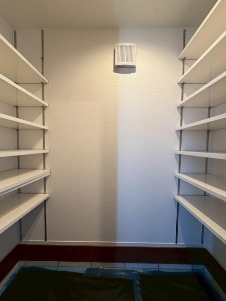 横浜市港北区篠原町の中古一戸建の収納|玄関の収納です。大容量です。