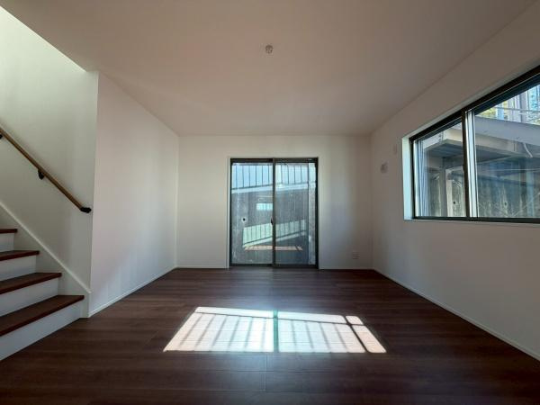 横浜市港北区篠原町の中古一戸建の居間・リビング|キッチン側から見たリビングです！ダウンライトがあり明るさと暖かみがあります。