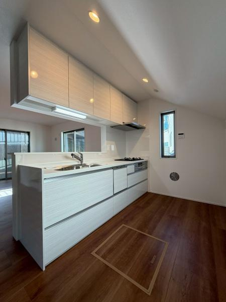 横浜市港北区篠原町の中古一戸建のキッチン|食洗器付きなので忙しい時にも便利ですね！対面式キッチンはリビングにいるご家族の様子を見ながらお料理することができます。