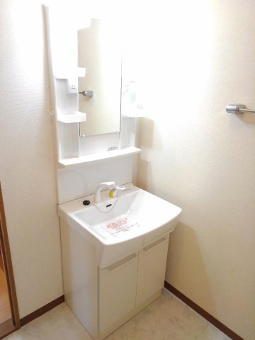 レジデンス田中Ⅱの洗面所|明るい洗面所です