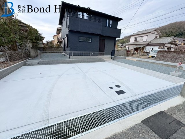 耐震等級3取得　押部谷町木幡　新築限定1棟の駐車場