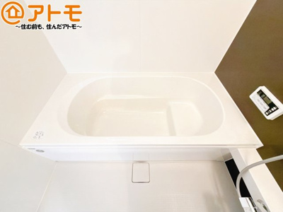 【浴室】 | 清水区西久保3期　新築戸建　全1棟 | お子様やお年寄りが使いやすいだけでなく、半身浴にも便利なベンチタイプの湯舟です。お湯の節約にも！