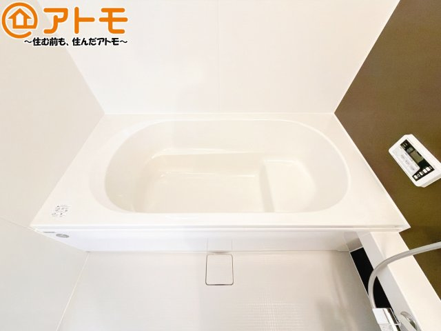 【浴室】 | 清水区西久保3期　新築戸建　全1棟 | お子様やお年寄りが使いやすいだけでなく、半身浴にも便利なベンチタイプの湯舟です。お湯の節約にも！