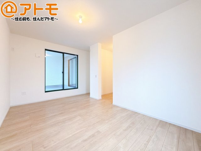 【寝室】 | 清水区西久保3期　新築戸建　全1棟 | バルコニーに面したお部屋なので、布団などの大きなものも楽々干せます♪