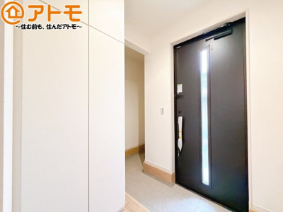【玄関】 | 清水区西久保3期　新築戸建　全1棟 | 玄関は収納付きで使い勝手良好♪見た目もすっきり♪