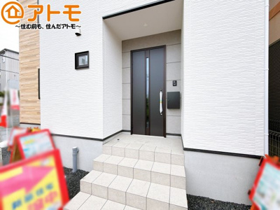 【玄関】 | 清水区西久保3期　新築戸建　全1棟 | 落ち着いた色合いの玄関はダブルロックで防犯性に優れた仕様になっています♪