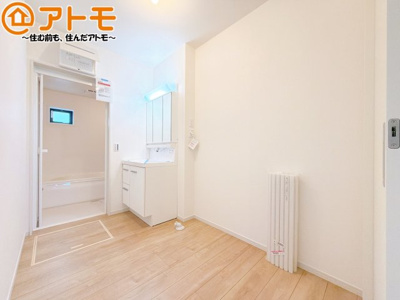 【独立洗面台】 | 清水区西久保3期　新築戸建　全1棟 | 三面鏡の中は収納になっているため、スッキリとした洗面台を保つことができます♪
